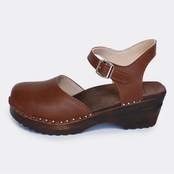 Good guys don’t wear leather Sofia clog sandals brown